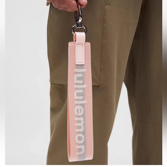 🚫sold 🚫NWT SOLD OUT LULULEMON NEVER LOST KEYCHAIN PINK MIST/SILVER - Picture 2 of 7